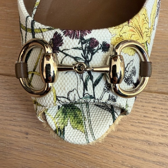 Gucci Women's Floral Peep Toe Canvas Wedge Shoes with Horsebit - Picture 4 of 6